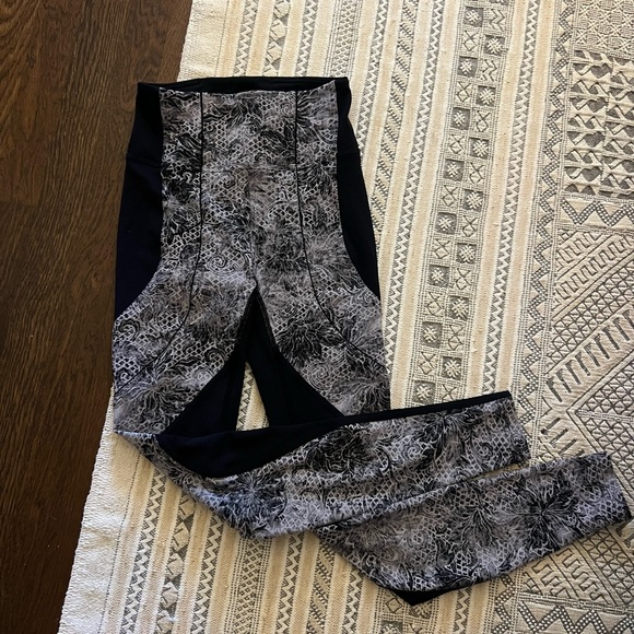 Lululemon leggings - Picture 1 of 3